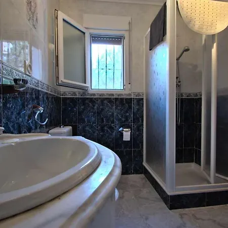 Con Piscina Para 8 Personas Holiday home